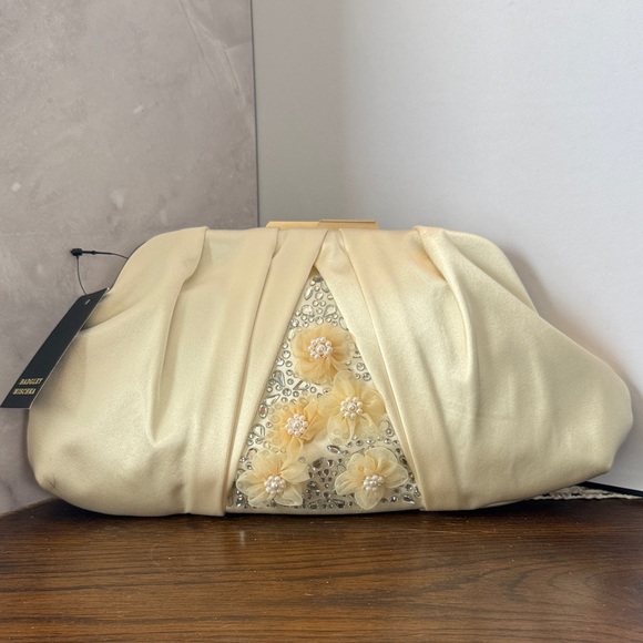 Elegant Cream Clutch with Floral Accents - Picture 2 of 8